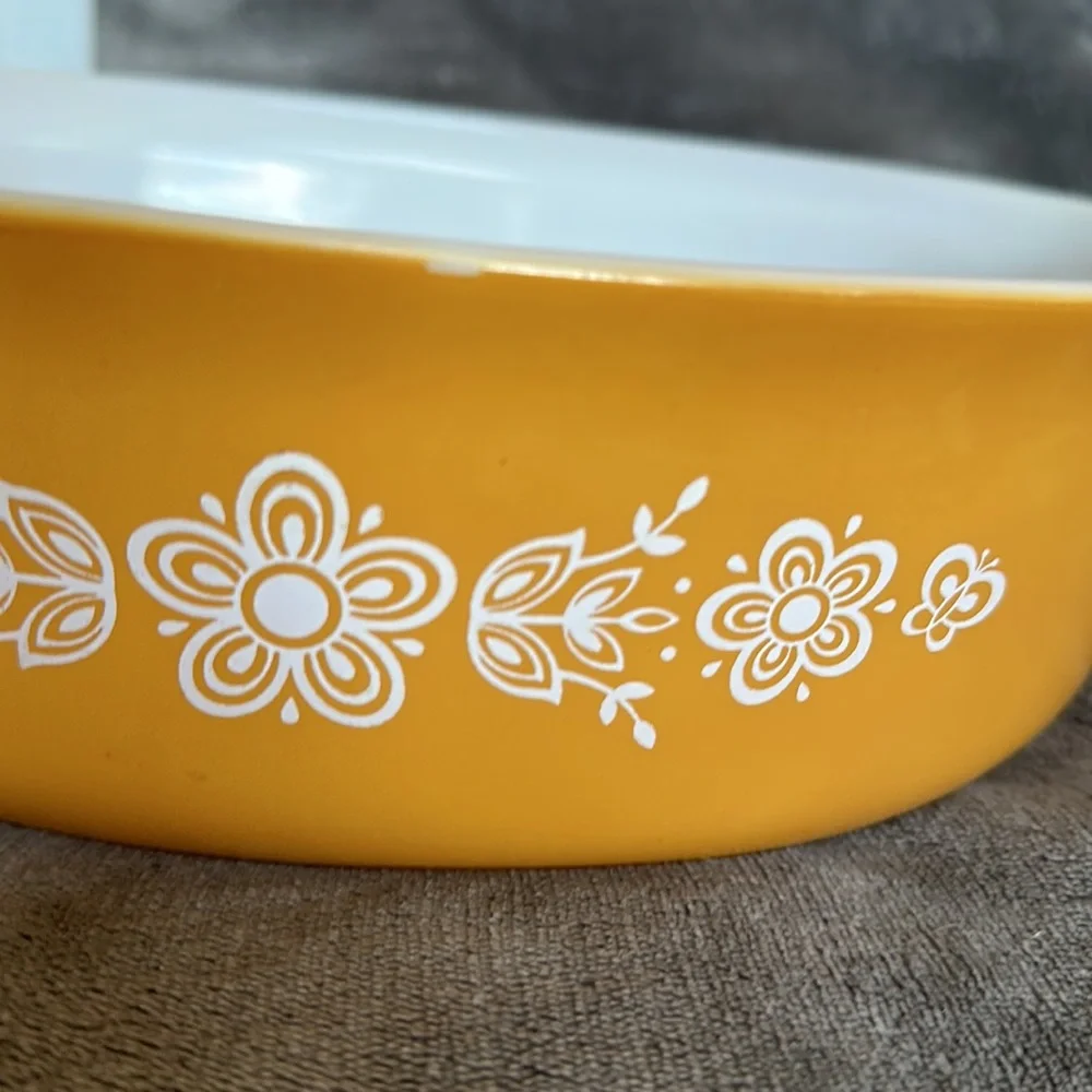 VTG | BUTTERFLY Gold PYREX 045 2.5 qt covered casserole - Picture 4 of 8